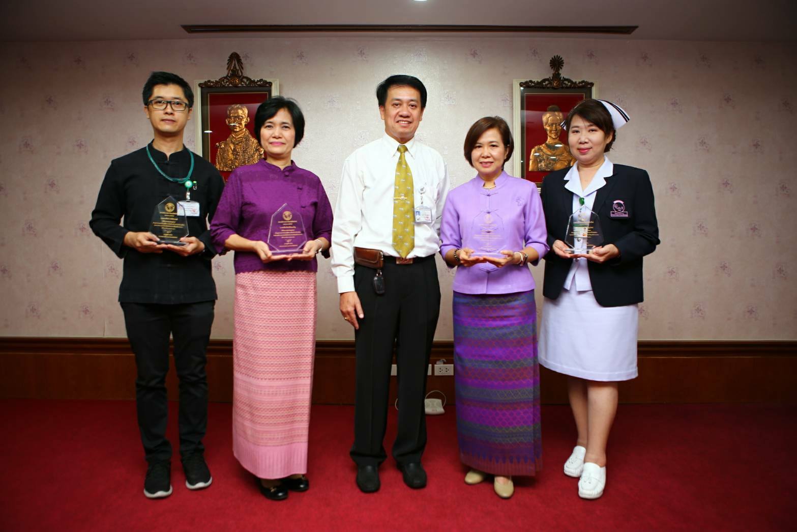 
	บุคลากรสายสนับสนุน ผู้มีผลงานดีเด่นของสภาพนักงาน มหาวิทยาลัยเชียงใหม่ ประจำปี 2560
