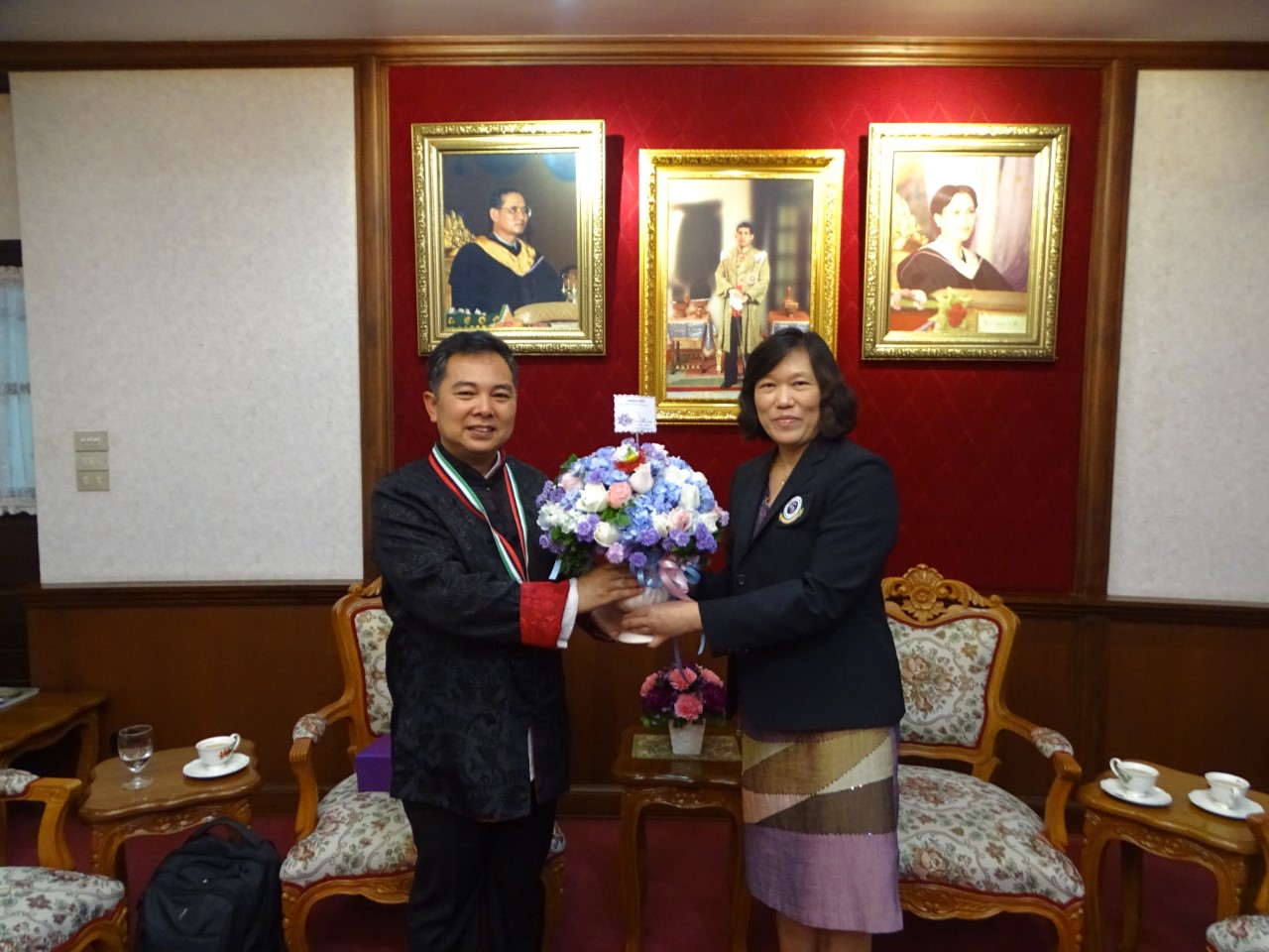 
	ร่วมแสดงความยินดีแก่ที่ปรึกษาสถาบันไทยศึกษาแห่งมณฑลเสฉวน
