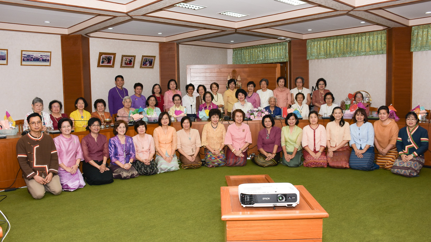 
	คณะผู้บริหารสูมาคารวะรดน้ำดำหัวขอพรปีใหม่อดีตคณบดีและอาจารย์อาวุโส เนื่องในประเพณีสงกรานต์ ประจำปี 2561
