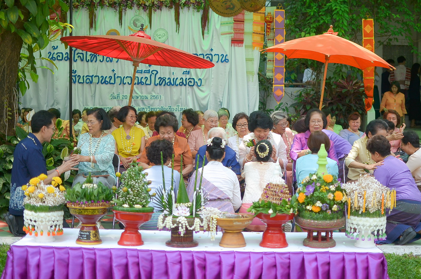 
	น้อมใจ๋ไหว้สา ดำหัวครูบาอาจ๋าน สืบสานงานป๋าเวณีปี๋ใหม่เมือง ประจำปี 2561
