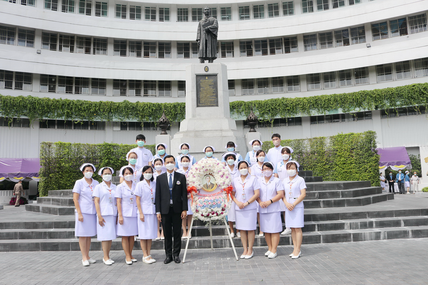 
	ถวายบังคมพระราชานุสาวรีย์ สมเด็จพระมหิตลาธิเบศร อดุลยเดชวิกรม พระบรมราชชนก ในรัชกาลที่ 9 เนื่องในวันมหิดล ประจำปี 2565
