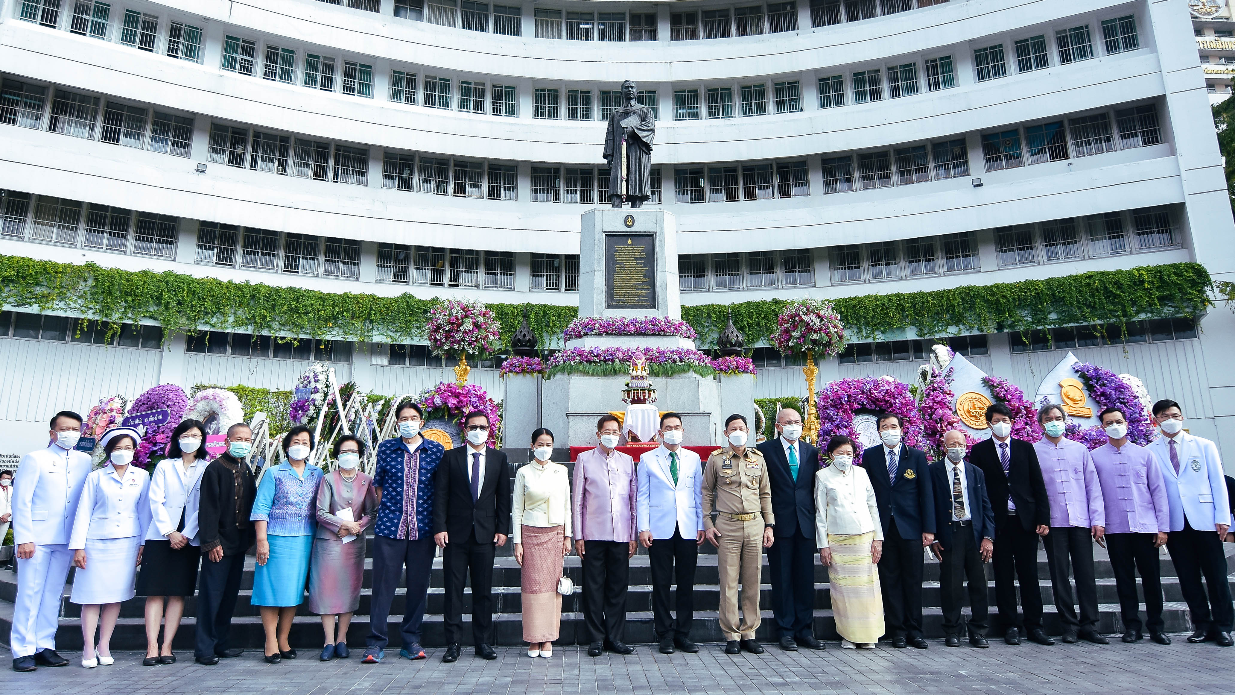 
	คณบดีคณะพยาบาลศาสตร์ ร่วมพิธีเจริญพระพุทธมนต์และพิธีวางพวงมาลาถวายบังคม เนื่องในวันมหิดล ประจำปี 2565
