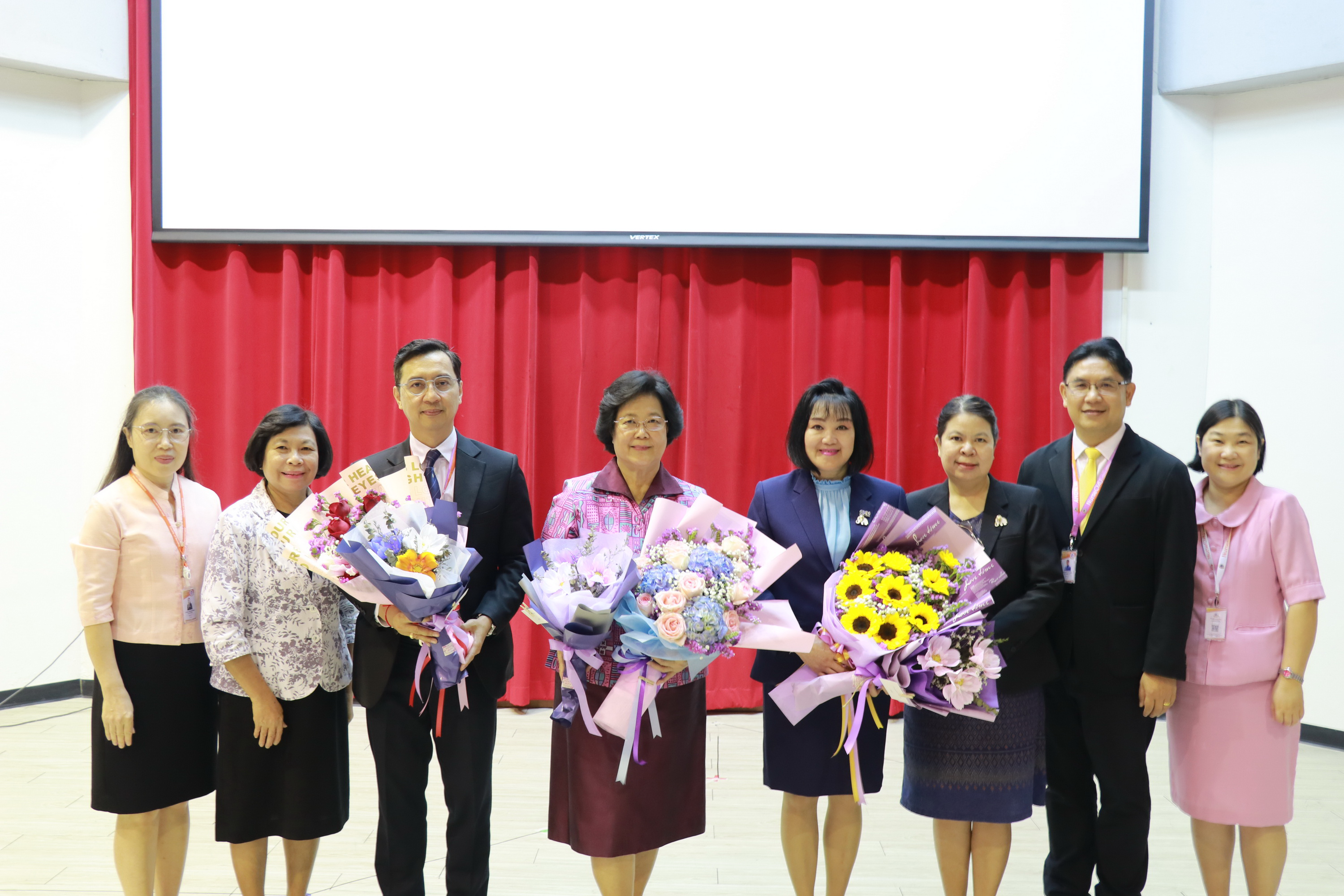 
	มอบช่อดอกไม้ร่วมแสดงความยินดีกับรางวัลนักศึกษาเก่ามหาวิทยาลัยเชียงใหม่ดีเด่น ประจำปี 2566
