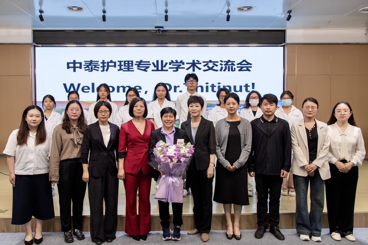 
	บรรยายแก่คณาจารย์และนักศึกษาพยาบาล ณ Jingjiang College Jiangsu University สาธารณรัฐประชาชนจีน
